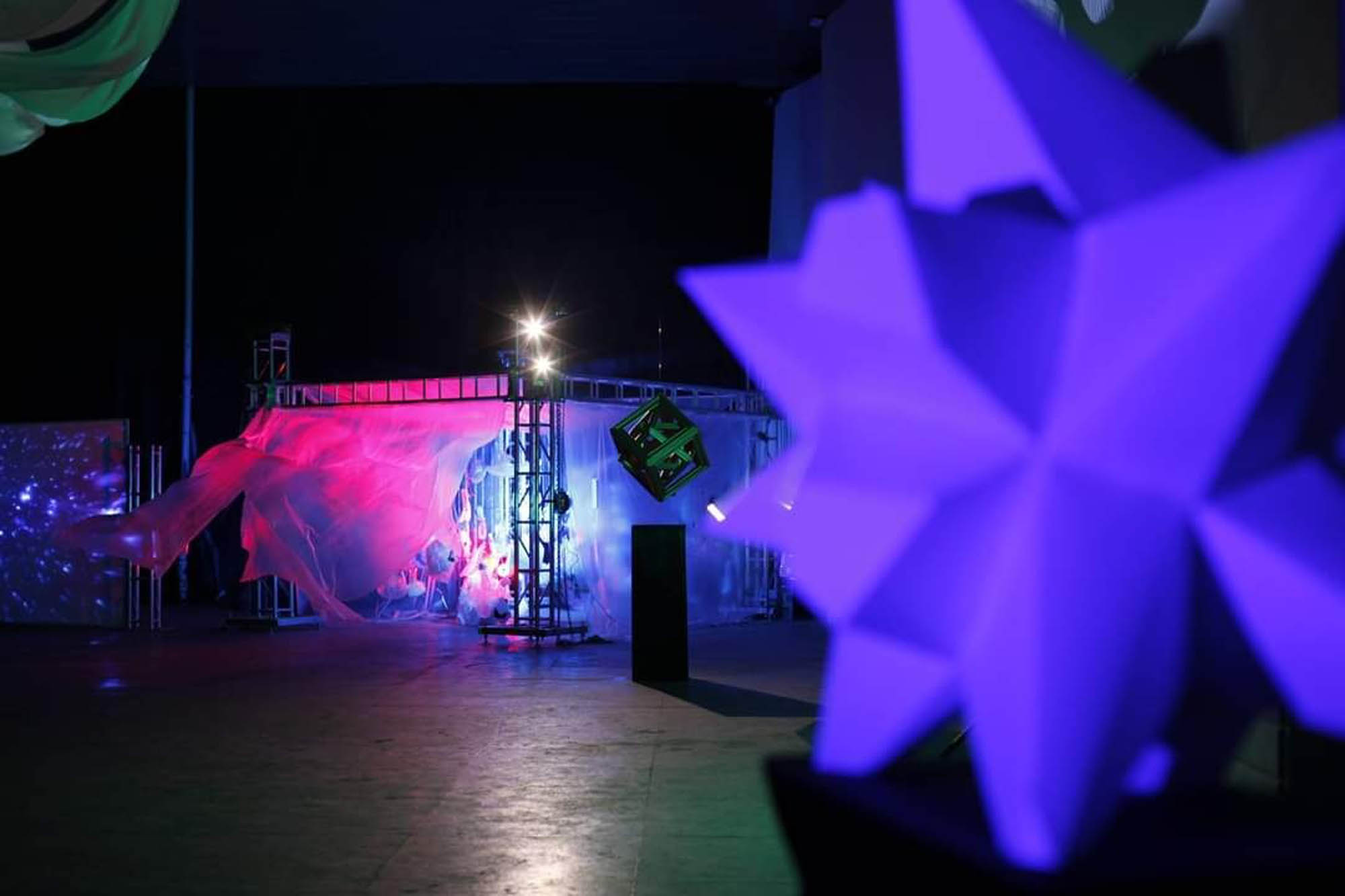 Responsive exhibition environment with luminous spatial objects