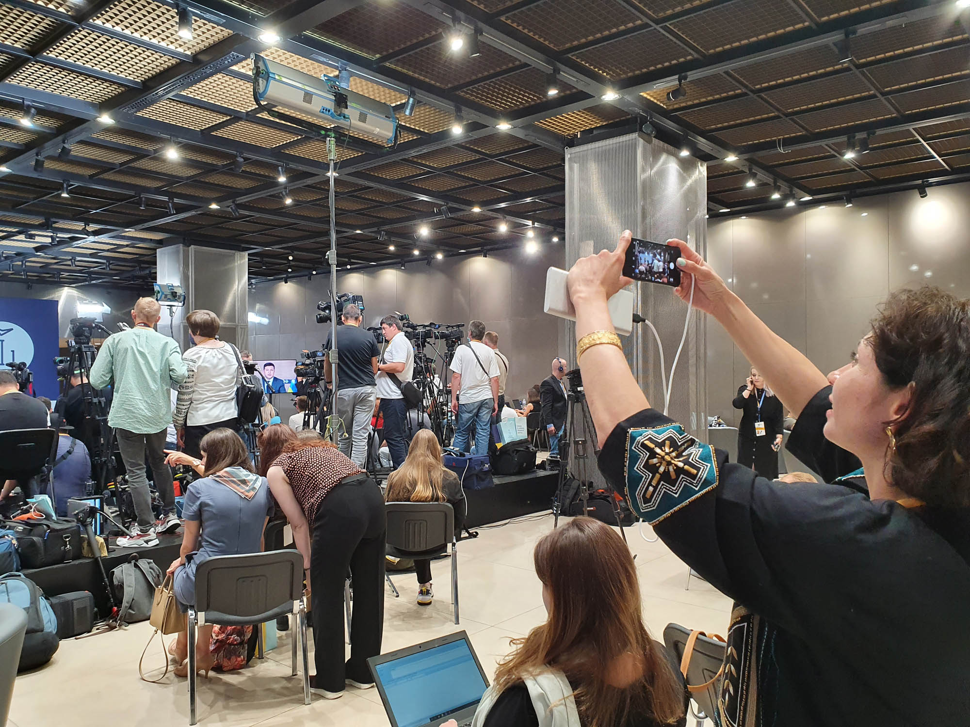 Live documentation inside an institutional event space